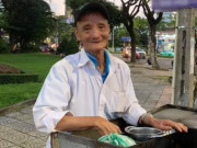 Tin tức - Gặp cụ ông bán bánh mì dạo ngủ gục ven đường, chàng trai trẻ có hành động ấm áp được dân mạng ngợi khen