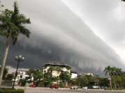 Tin tức - Bầu trời TP Vinh xuất hiện đám mây kỳ lạ như "sóng thần" trước khi bão số 3 đổ bộ