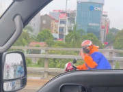 Tin tức - Hành động của tài xế chắn gió cho xe máy trên cầu Nhật Tân trong mưa bão và những cái cúi đầu cảm ơn!