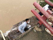 Tin tức - Người thoát chết vụ sập cầu Phong Châu: "Vừa đi qua thì nghe rình một cái"