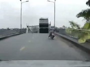 Tin tức - VIDEO: Kinh hoàng cảnh xe tải rơi xuống sông Hồng đúng lúc cầu Phong Châu sập