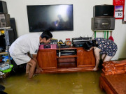 Tin tức - Thành phố Nam Định ngập úng, người dân vội vàng "chạy đồ" trong đêm