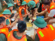 Tin tức - Xúc động những bữa ăn ấm tình quân dân, bà con cả nước gói ghém yêu thương gửi lên miền Bắc