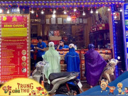 Tin tức - Hà Nội: Khách đội mưa đi mua bánh trung thu rất ít, các quầy hàng vắng tanh sau bão