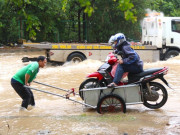 Tin tức - Đường gom Đại lộ Thăng Long ngập đến bụng, nhiều dịch vụ "cứu ngập" hoạt động hết công suất