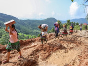 Tin tức - Đội quân băng rừng "cõng" nhu yếu phẩm cho người dân vùng sạt lở