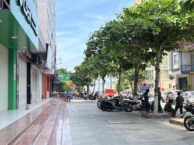 Công an TP Nha Trang đang phong tỏa hiện trường để điều tra nguyên nhân vụ việc. Ảnh: L.H.
