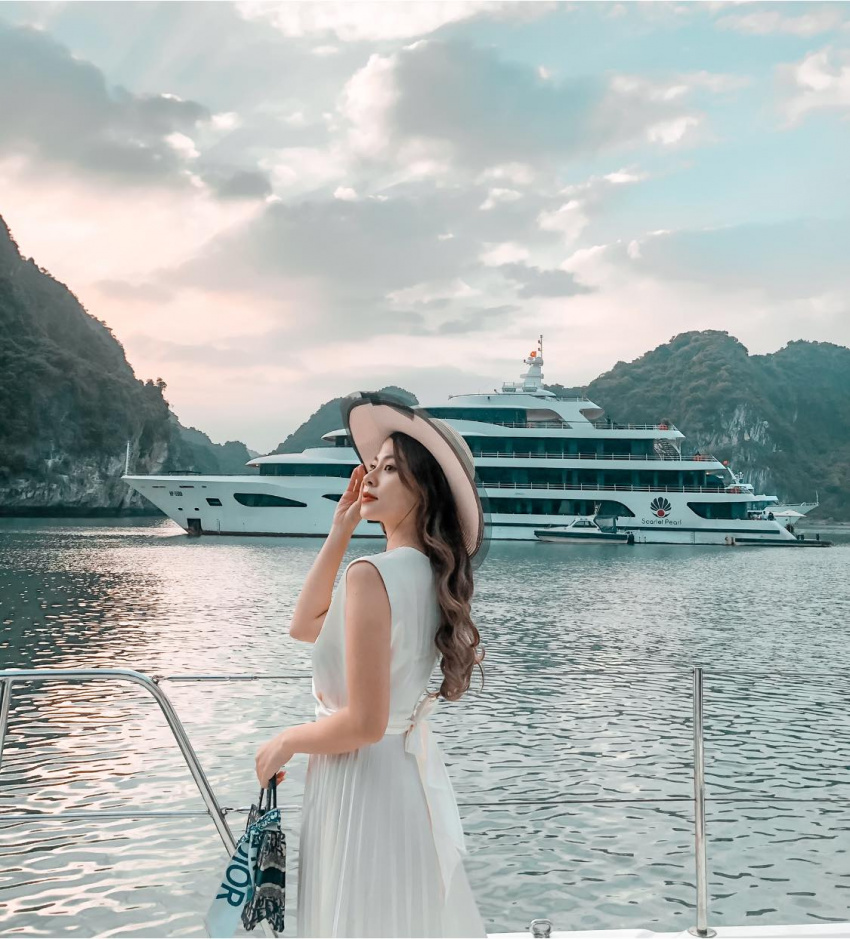 Đừng bỏ qua vịnh Hạ Long khi tới Quảng Ninh.