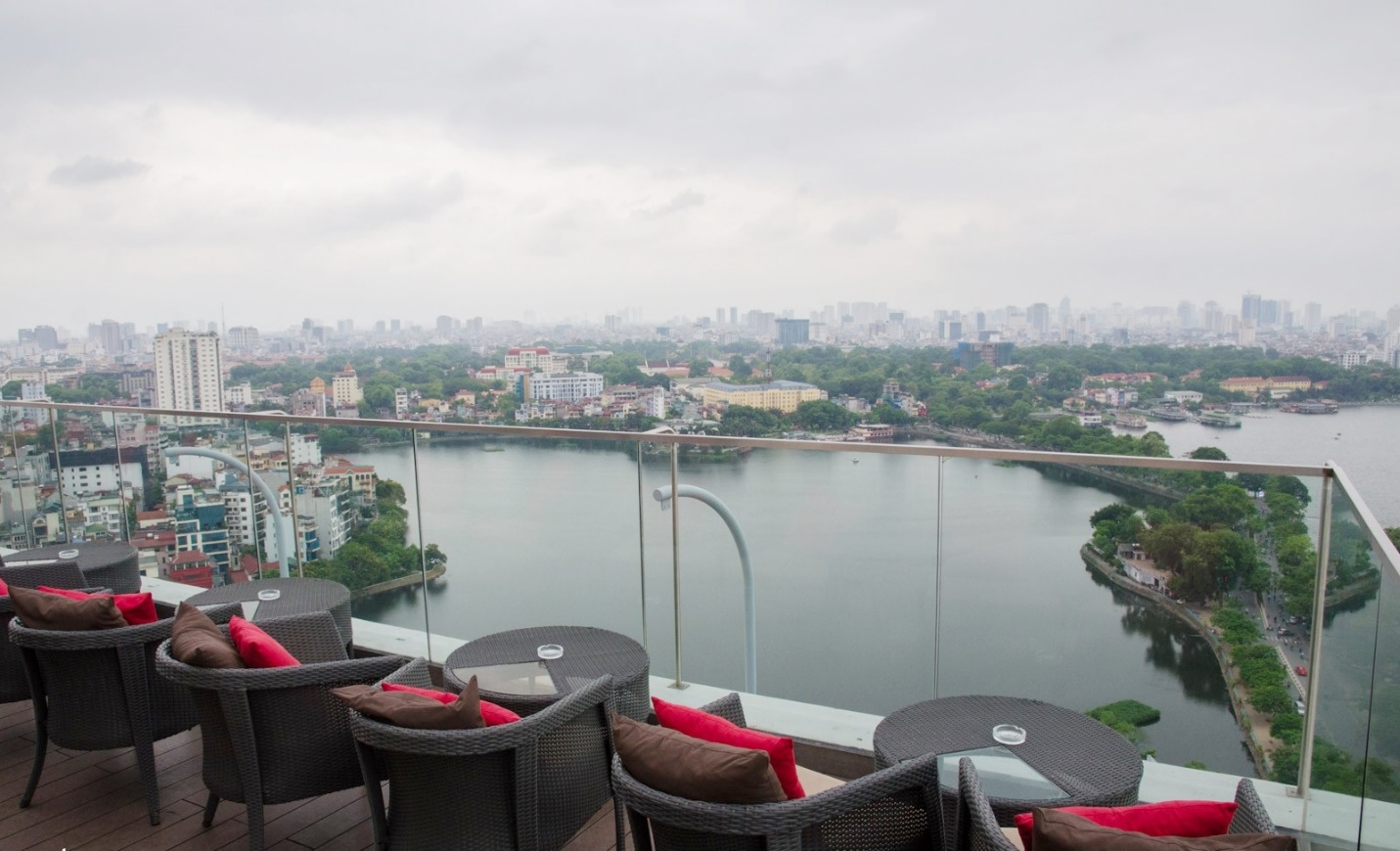 Nơi đây từ lâu đã trở thành nơi hẹn hò lý tưởng để ngắm nhìn Hà Nội trên cao.