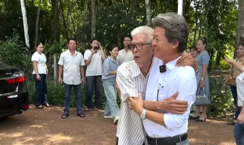 Tạm biệt người yêu về quê cùng lời hẹn ước, 49 năm sau, cha già 81 tuổi bất ngờ khi biết mình có một cậu con trai  - 2