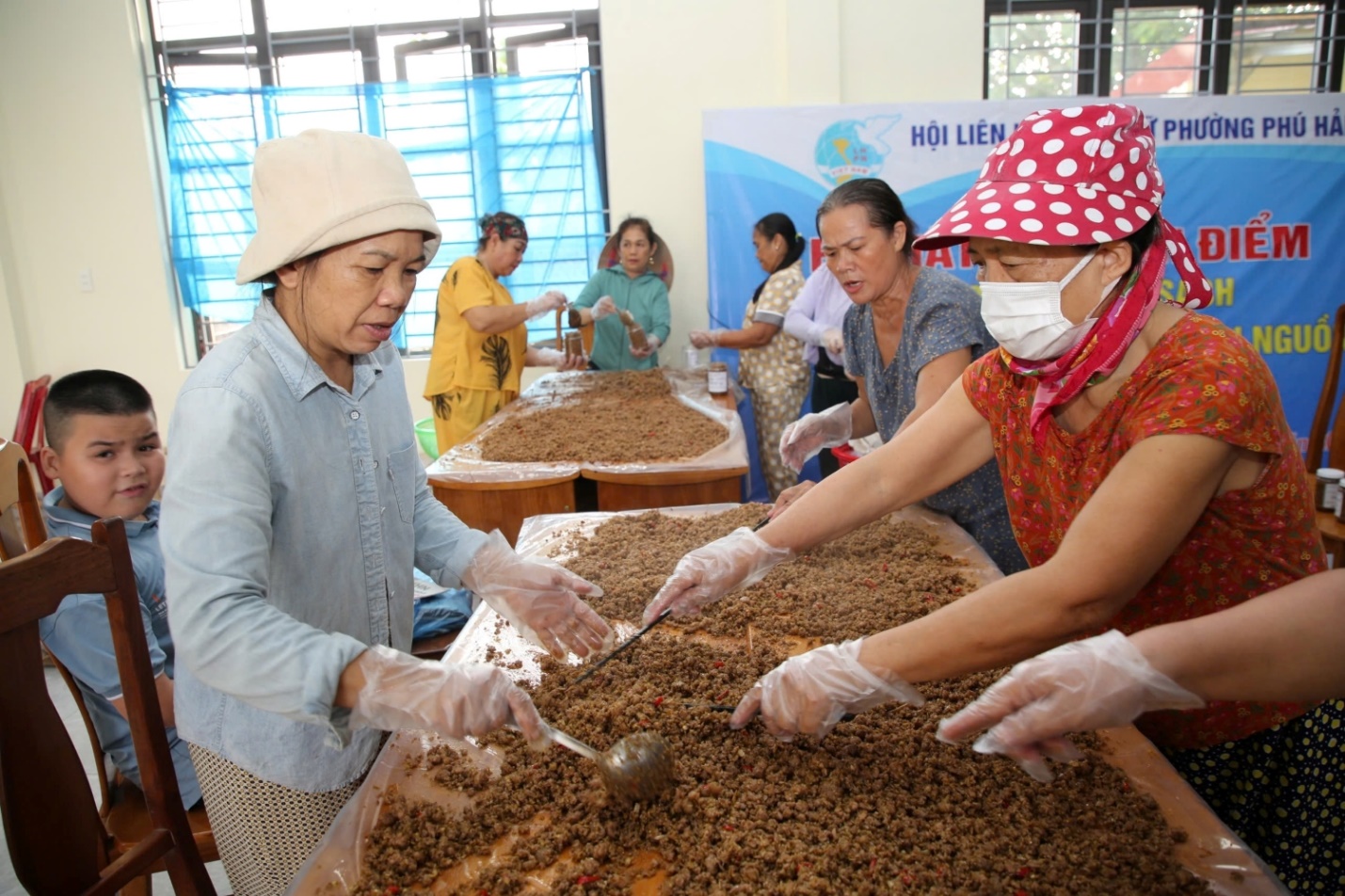 Hàng trăm hộp ruốc thịt từ Quảng Bình dành cho người dân vùng lũ.
