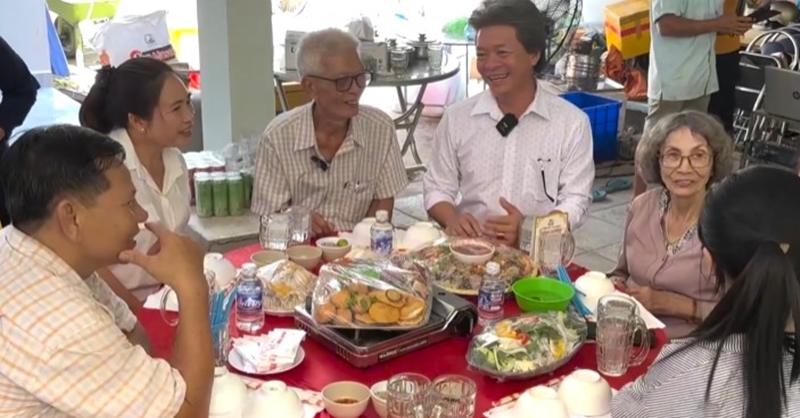 Tạm biệt người yêu về quê cùng lời hẹn ước, 49 năm sau, cha già 81 tuổi bất ngờ khi biết mình có một cậu con trai  - 4