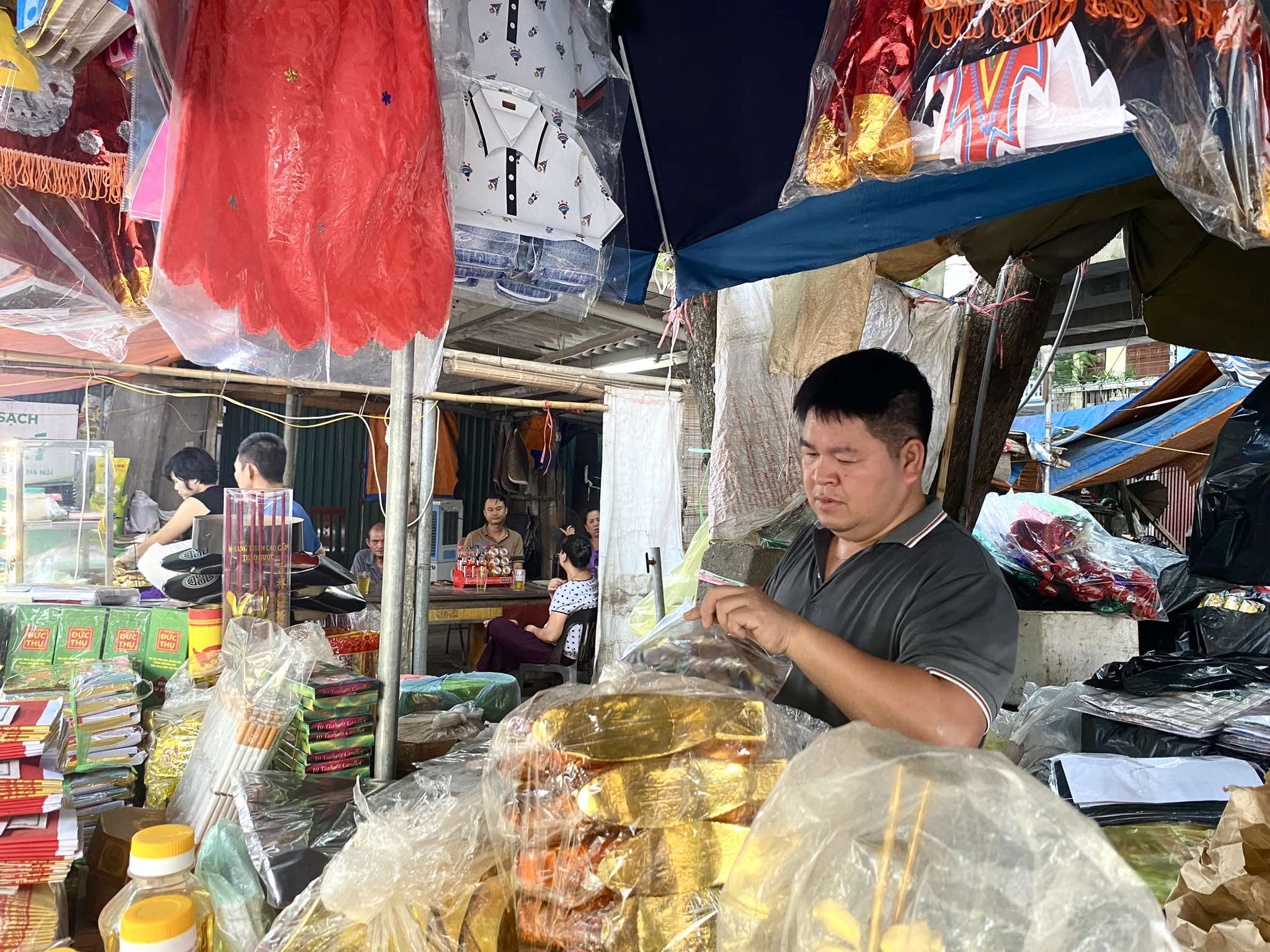 Phố vàng mã ở Hà Nội bày la liệt amp;#34;nhà lầu, xe hơi, hàng hiệuamp;#34; nhưng vắng người mua: amp;#34;Năm nay ế quá trờiamp;#34; - 7