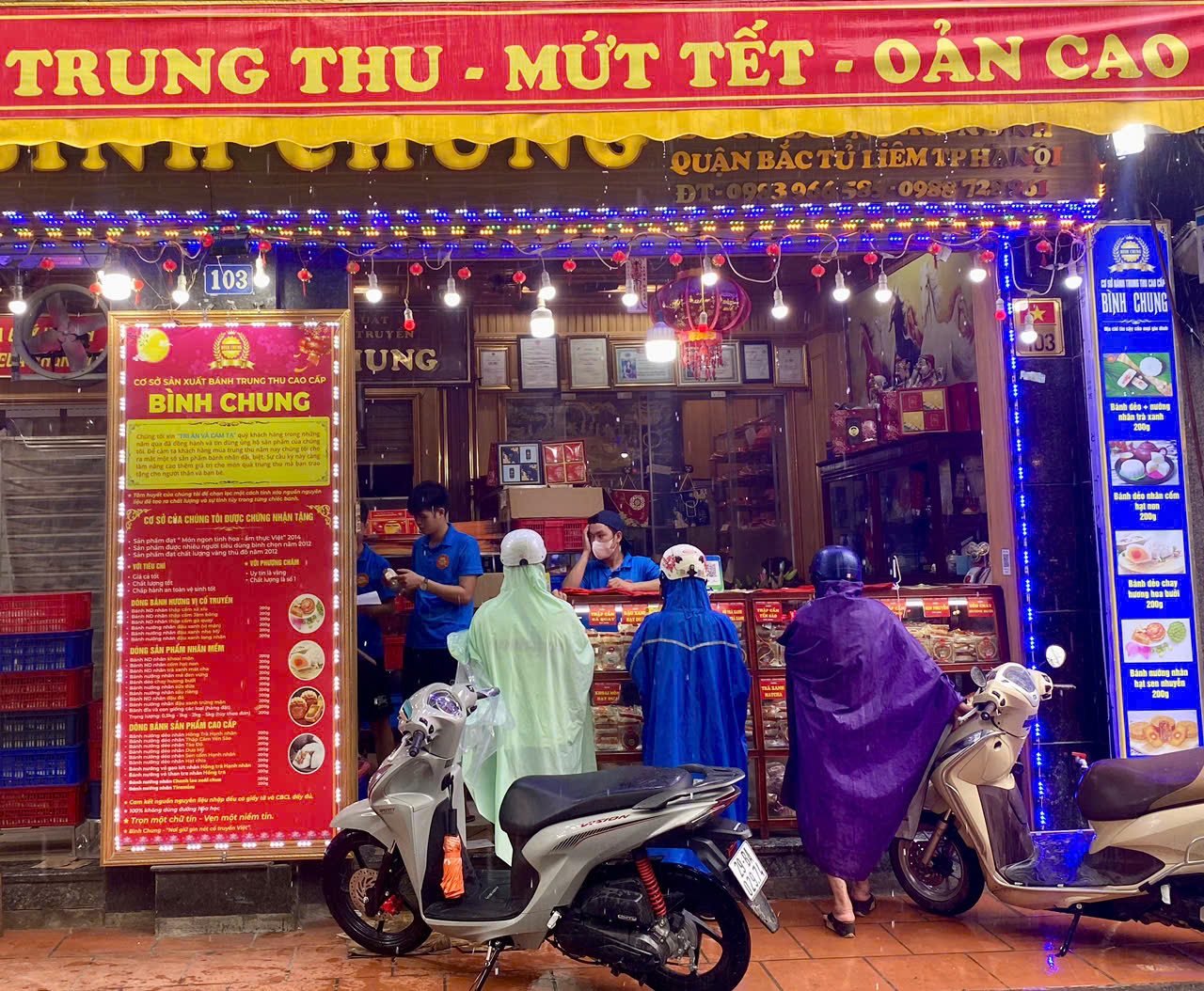 Tại Bình Chung, cũng chỉ có vài khách lẻ đến mua bánh.