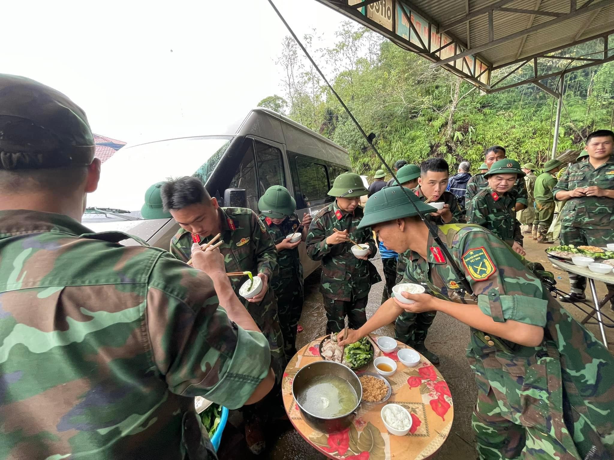Bữa cơm vội vã của các chiến sĩ trên đường cứu nạn.