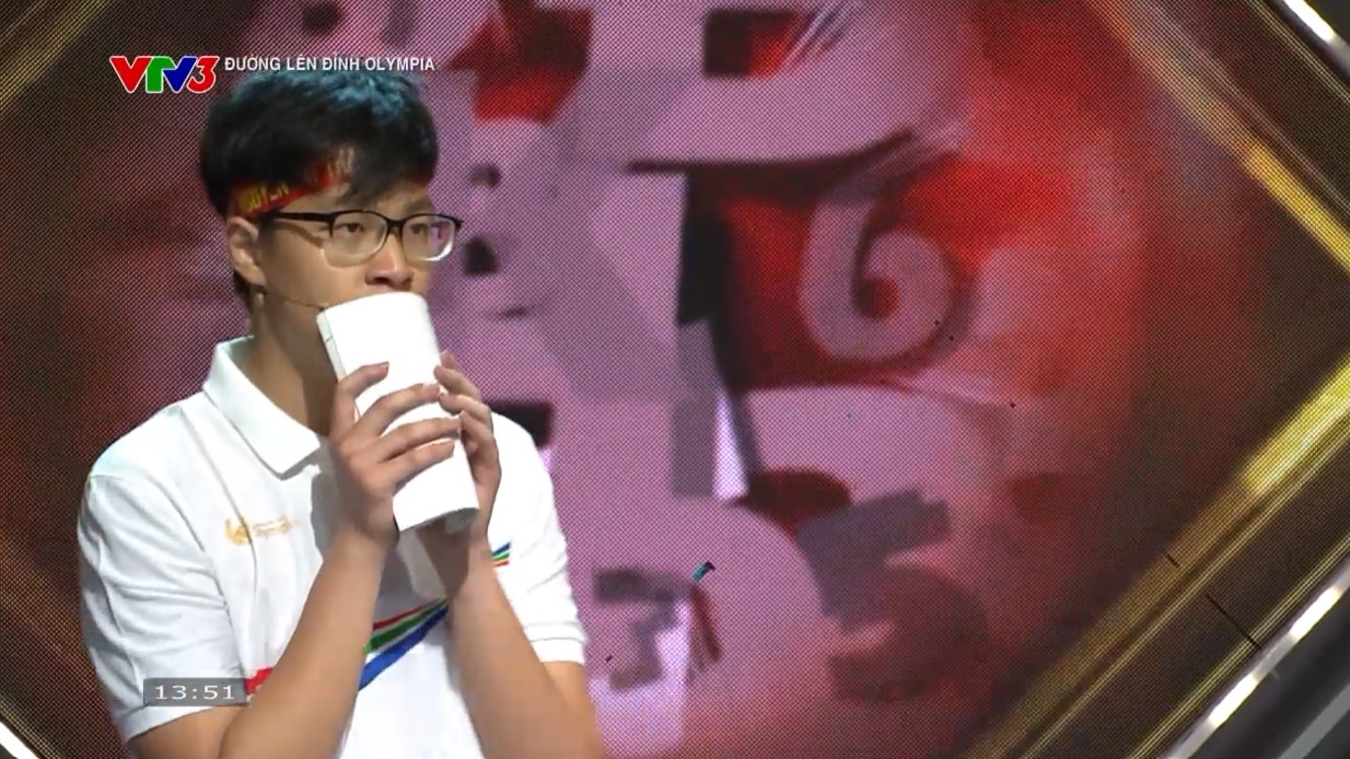 Hoàng Tùng hồi hộp chờ đợi kết quả sau màn nhấn chuông quyết định.