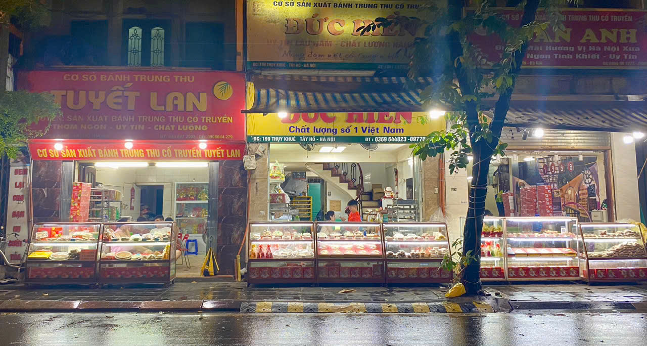 Thời tiết mưa kéo dài, các cửa hàng vắng khách.