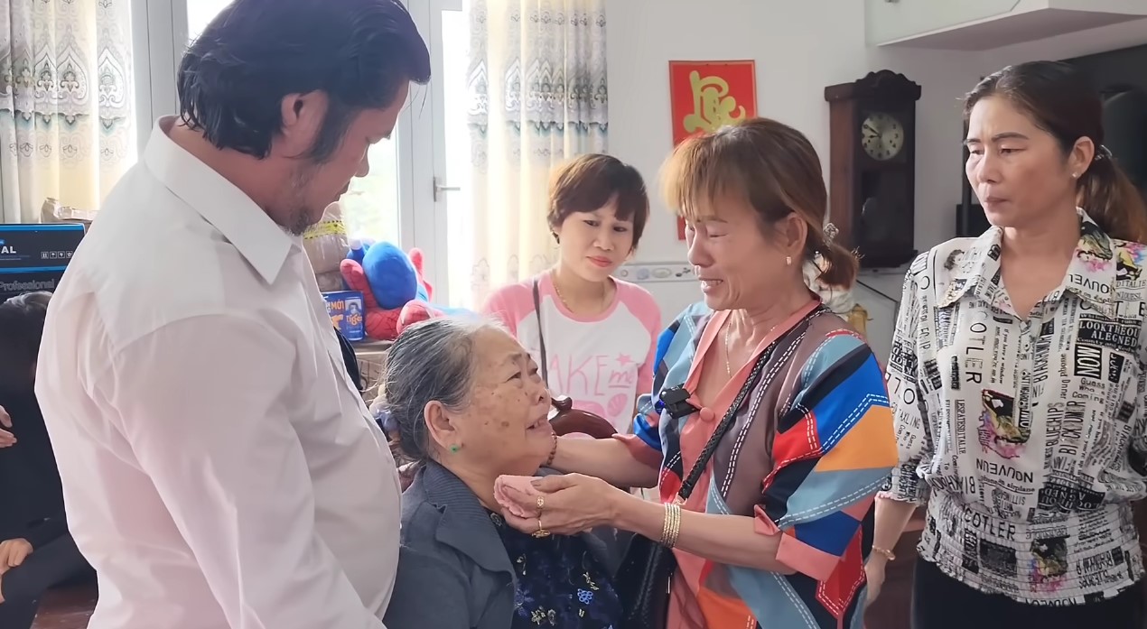 Bà Hương cũng nghẹn ngào trong ngày con trai nuôi được đoàn tụ với anh chị ruột.