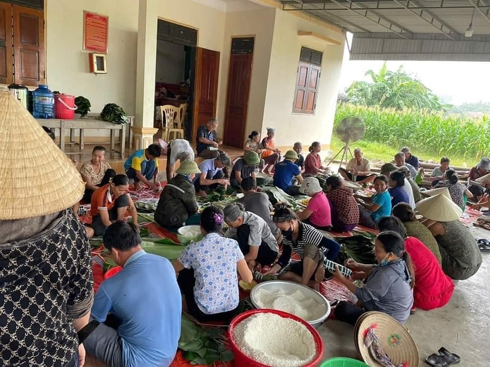 Người dân Nghệ An gói bánh chưng gửi ra miền Bắc.