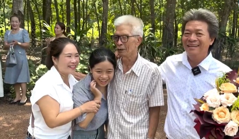 Tạm biệt người yêu về quê cùng lời hẹn ước, 49 năm sau, cha già 81 tuổi bất ngờ khi biết mình có một cậu con trai  - 3