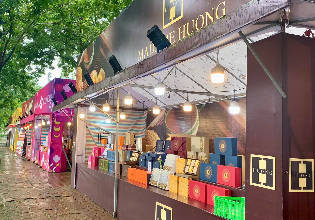 Các quầy hàng bán bánh trung thu được dựng lại sau bão.