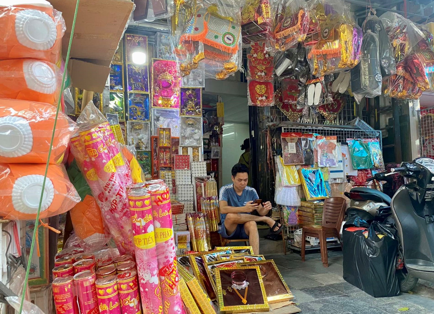 Phố vàng mã ở Hà Nội bày la liệt amp;#34;nhà lầu, xe hơi, hàng hiệuamp;#34; nhưng vắng người mua: amp;#34;Năm nay ế quá trờiamp;#34; - 1