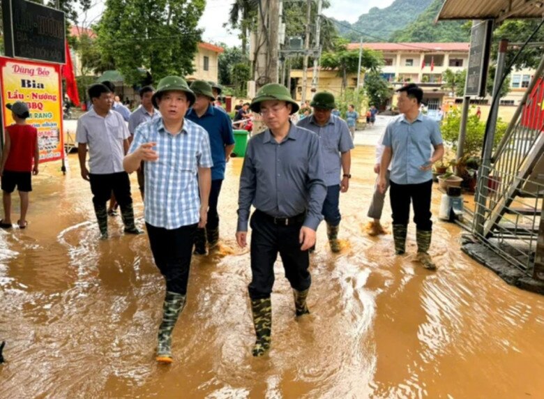 Chủ tịch UBND tỉnh Nguyễn Đăng Bình kiểm tra cȏng tác khắc phục hậu quả bão sṓ 3 tại huyện Chợ Mới - (ảnh TT).