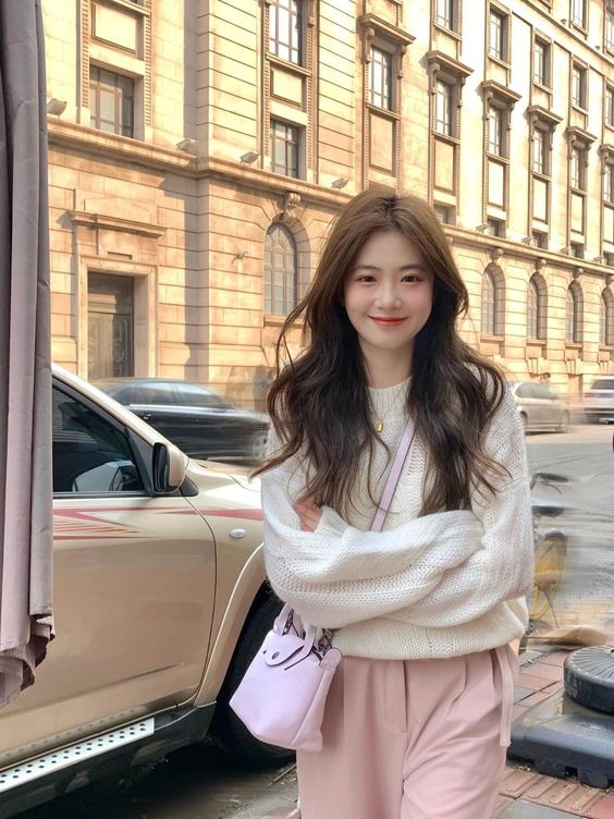 Hãy đứng khoanh tay thật tự nhiên.