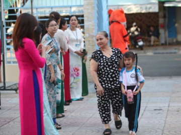 Hình ảnh ấn tượng ngày đầu học sinh lớp 1 TP HCM tựu trường