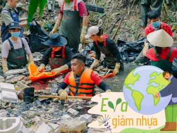 Hàng trăm cuộc ra quân với gần 30.000 bao rác thải, nhóm tình nguyện viên trẻ quyết tâm tô màu xanh Việt Nam