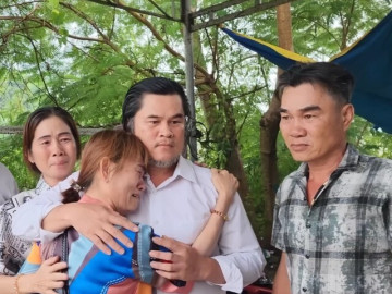 Nghẹn ngào giây phút trở về bên gia đình của đứa trẻ 18 ngày tuổi được cho đi từ đoàn hát 47 năm trước