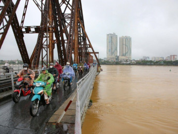 Hà Nội lại sắp mưa dông lớn, nước sông Hồng cứ 1 tiếng dâng cao 10cm