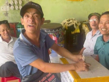 Ấm lòng mùa lũ: Chú bán vé số tàn tật góp 200.000 đồng, cô chủ nhà miễn phí tiền trọ cho sinh viên