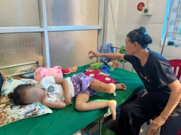 Cháu bé duy nhất sống sót trong gia đình bị nạn tại Làng Nủ: Con muốn về với mẹ