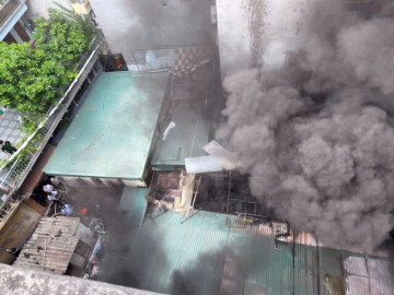 Cảnh sát dùng vòi rồng kéo vào ngõ sâu 300m khống chế đám cháy phố Trần Bình