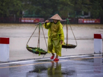 Mưa lớn dồn dập trút xuống miền Trung, kéo dài đến bao giờ?