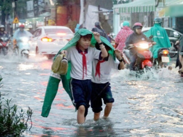Nước thượng nguồn cuồn cuộn đổ về, nhiều trường cho học sinh nghỉ học