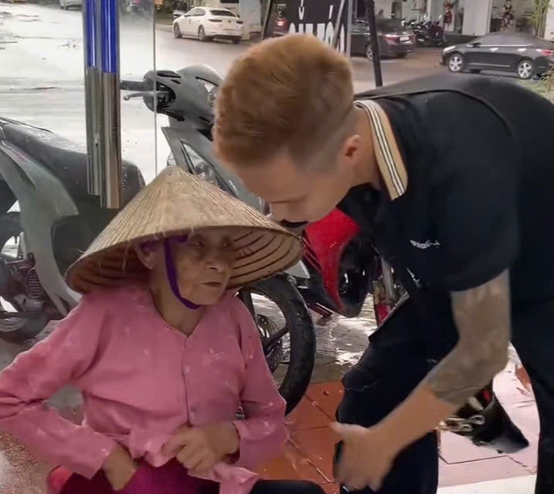 Anh chàng mời cụ vào nhà tránh trời mưa.