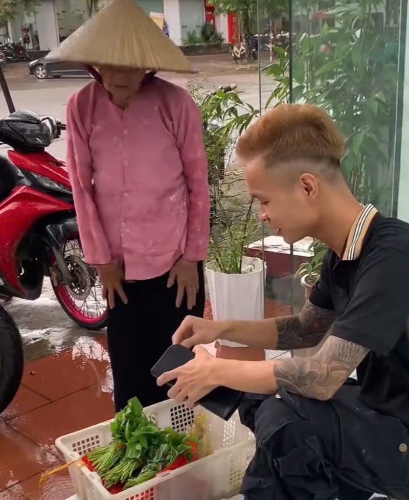Thanh niên đã mua hết rau giúp cụ bà.