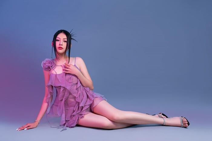 Nữ diễn viên trẻ có không ít bộ ảnh gợi cảm, khoe vòng eo nhỏ nhắn và đôi chân dài miên man.