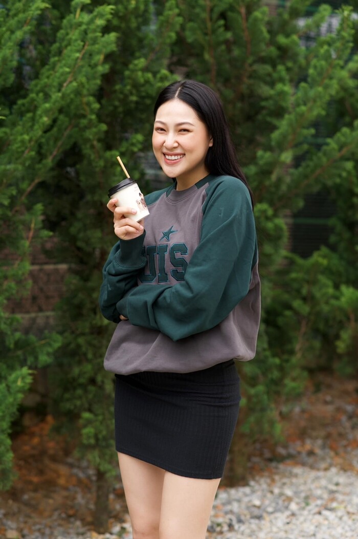 Thế nhưng phía sau cánh gà, Bảo Ngọc trông rất cá tính, năng động.