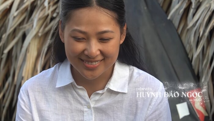 Con gái 18 tuổi của Quyền Linh ăn vận sơ mi trắng giản dị, làn da bánh mật nhưng nụ cười tươi rạng rỡ. 