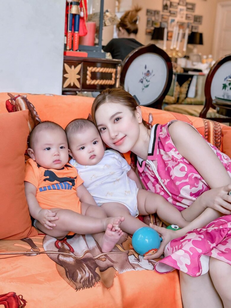 Hạnh Sino tái xuất showbiz sau thời gian chăm sóc mái ấm nhỏ.