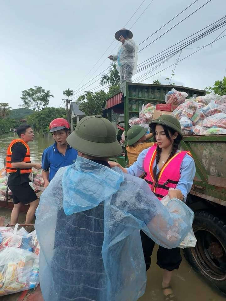 Diệp Lâm Anh xông pha vào vùng lũ để cứu trợ.