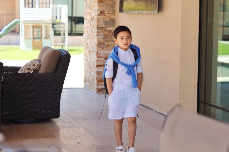 Con trai đan trường đội nắng chơi golf ở khu biệt thự sang trọng ra dáng doanh nhân thành đạt dù mới 7 tuổi - 4