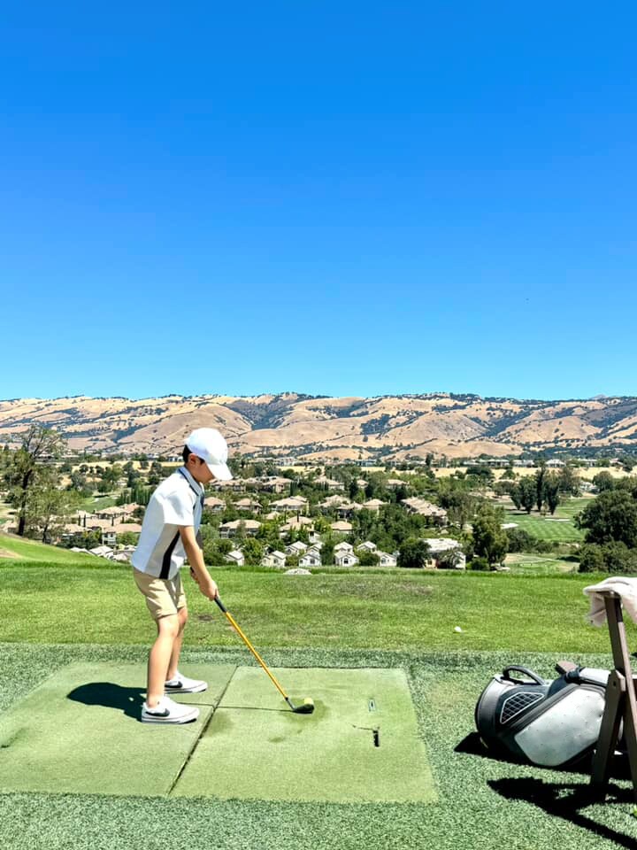 Con trai đan trường đội nắng chơi golf ở khu biệt thự sang trọng ra dáng doanh nhân thành đạt dù mới 7 tuổi - 2