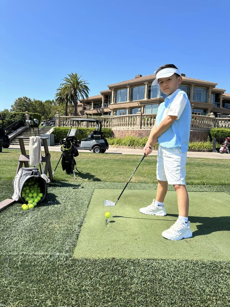 Con trai đan trường đội nắng chơi golf ở khu biệt thự sang trọng ra dáng doanh nhân thành đạt dù mới 7 tuổi - 9