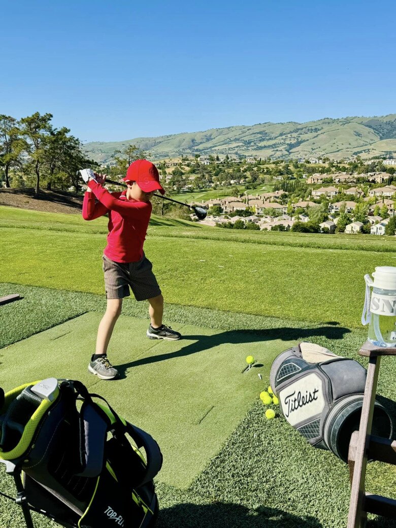 Con trai đan trường đội nắng chơi golf ở khu biệt thự sang trọng ra dáng doanh nhân thành đạt dù mới 7 tuổi - 8