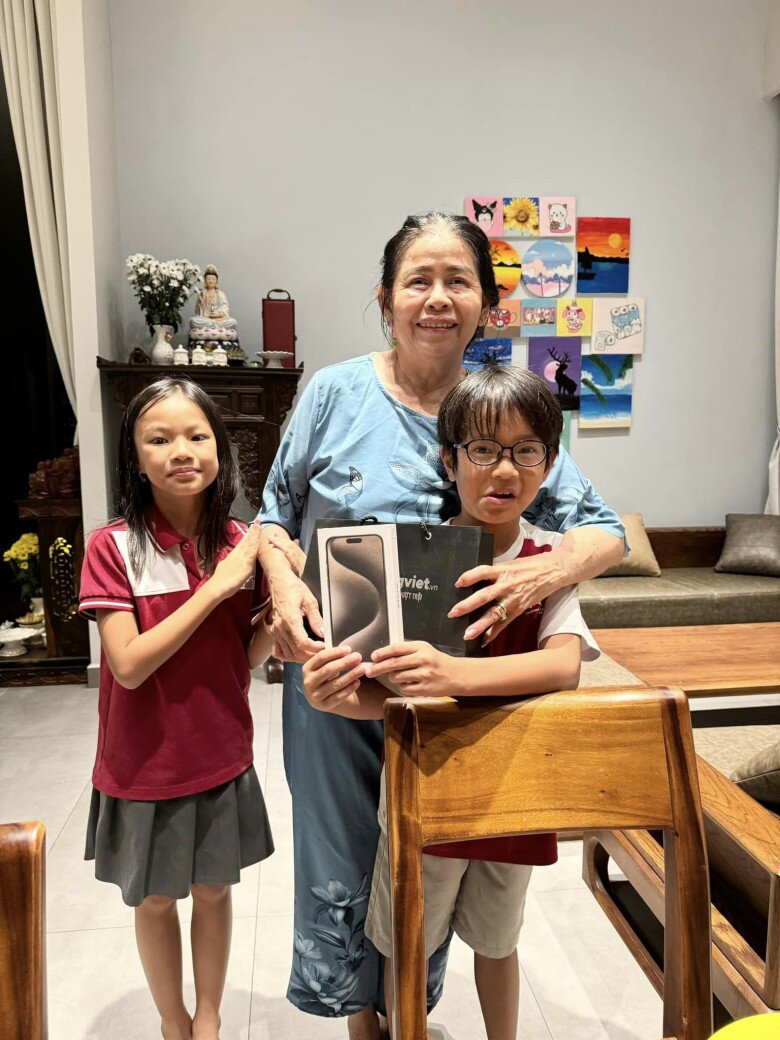 Diễm Châu thường tặng những món quà giá trị cho mẹ.