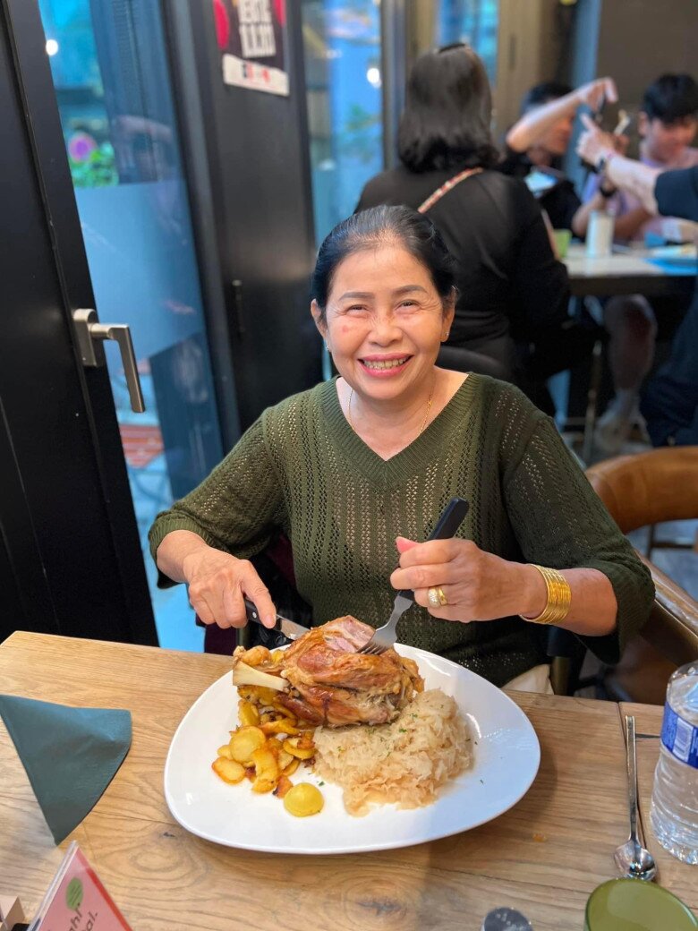 Diễm Châu luôn cố gắng để mẹ tận hưởng cuộc sống sung túc tuổi xế chiều.